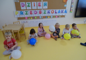 dzieci bawią się z balonami